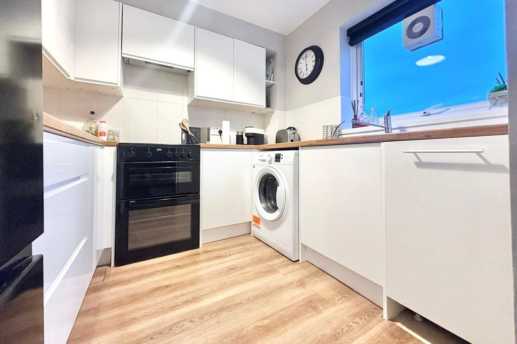 Property photo 2 of 9 Picture No. 15