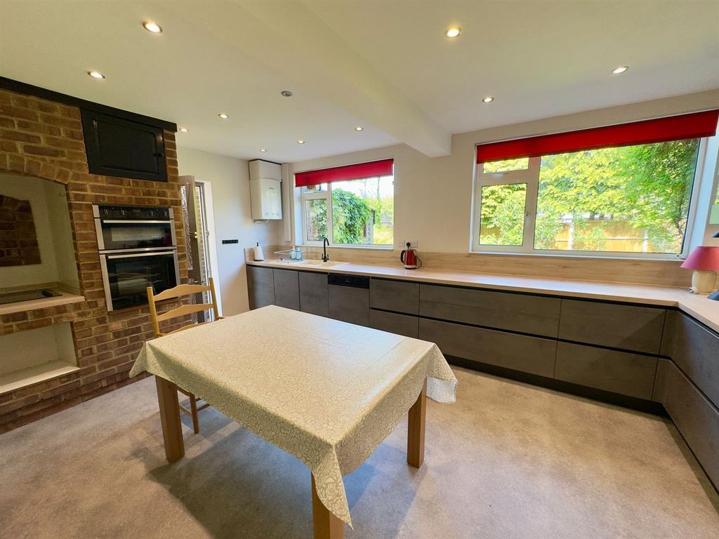 Property photo 3 of 27 Kitchen / Breakfast Room