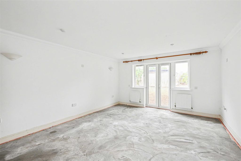 Property photo 3 of 16 Ulverstone-Close-04.Jpg