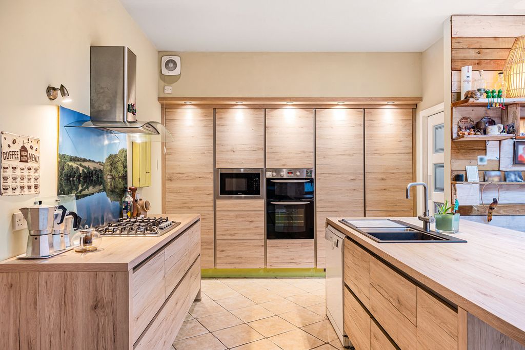 Property photo 3 of 35