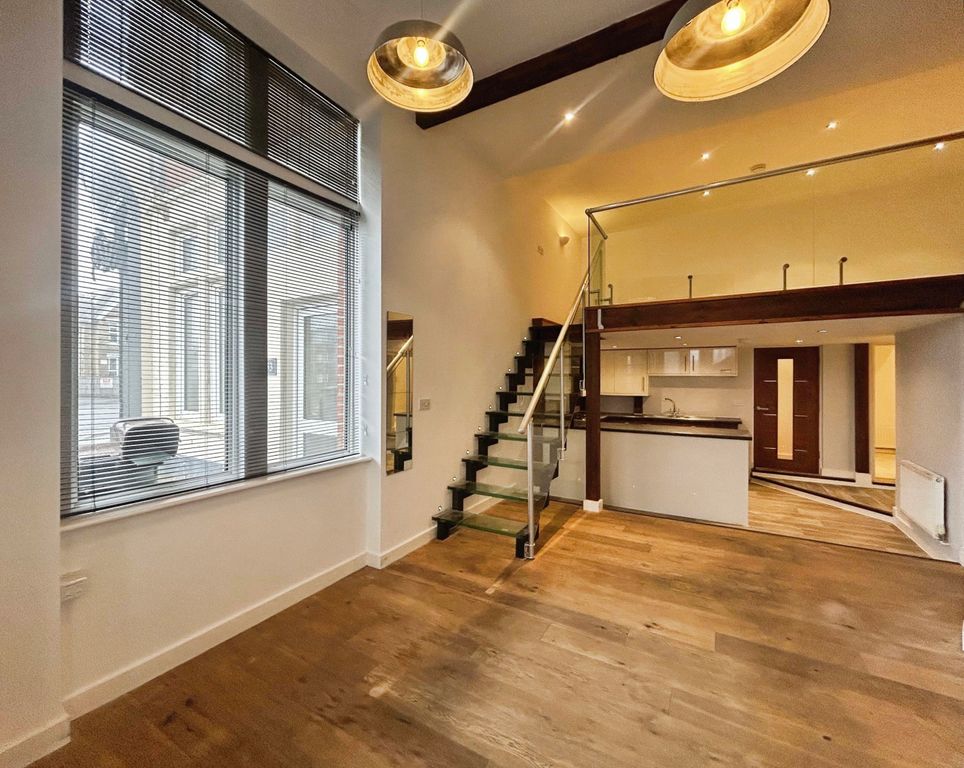 Property photo 2 of 17 4958B975-Image00014