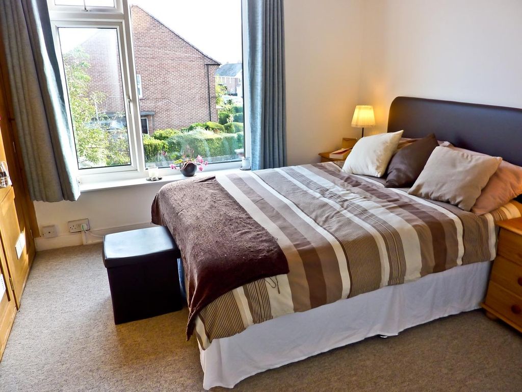 Property photo 2 of 5 This Inviting Double Bedroom Features Ample Natura...