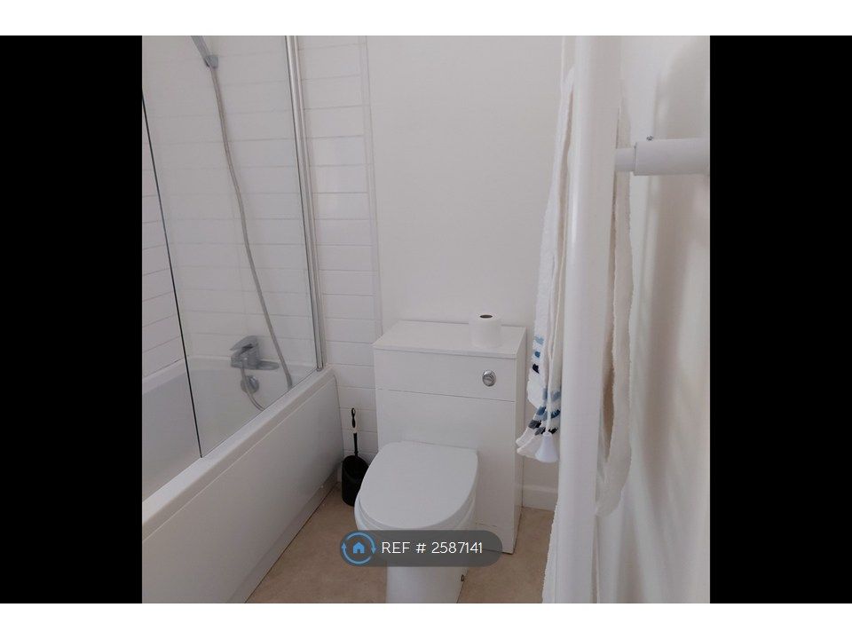 Property photo 3 of 17 Bathroom