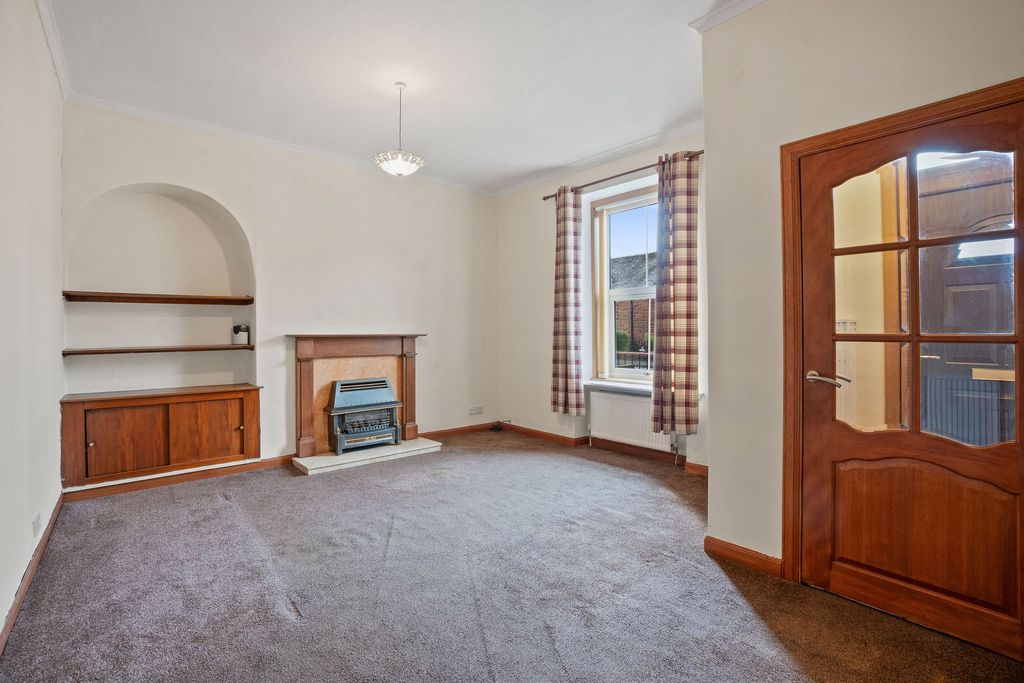Property photo 3 of 16 Lounge