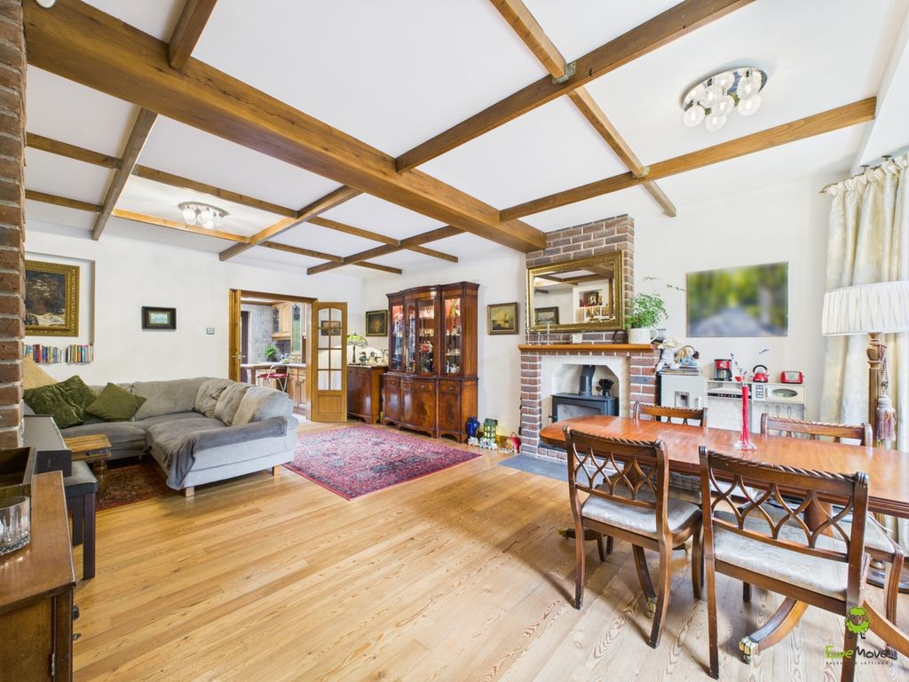 Property photo 2 of 27 Cam03779G0-Pr0310-Still022