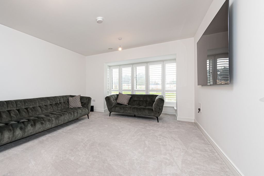 Property photo 3 of 18 Living Room