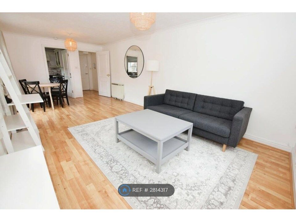 Property photo 2 of 13 Livingroom
