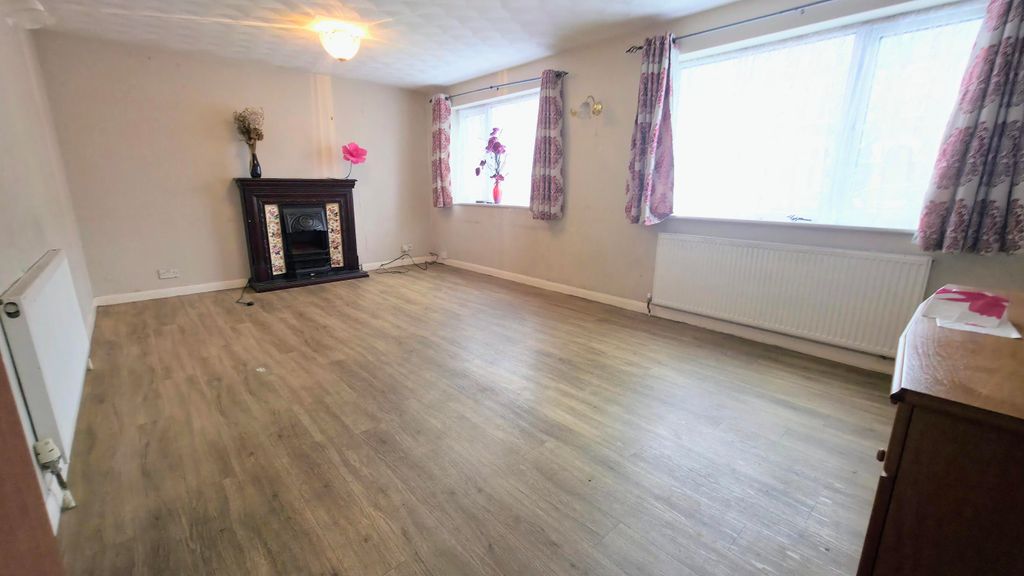 Property photo 2 of 19 Lounge