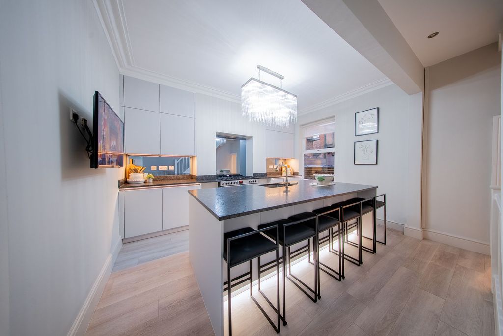 Property photo 3 of 9 Kitchen