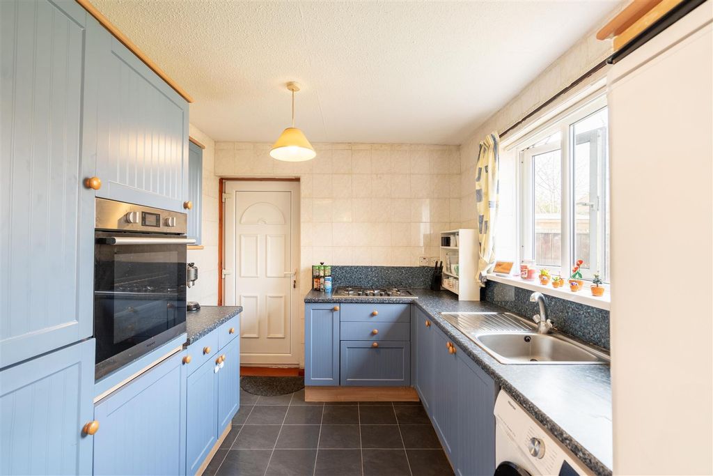 Property photo 3 of 11 Kitchen