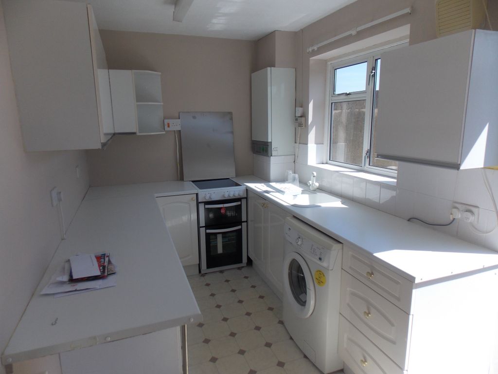 Property photo 3 of 11 Keynsham Cedar Drive 34 Kitchen