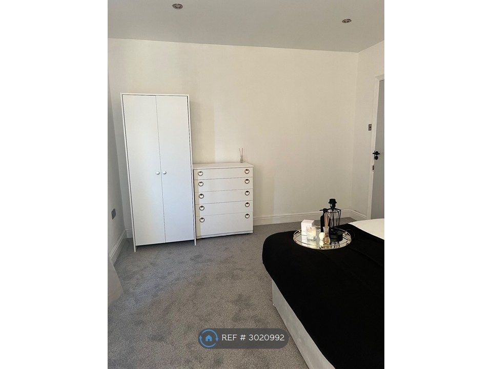 Property photo 3 of 12 Silver Room
