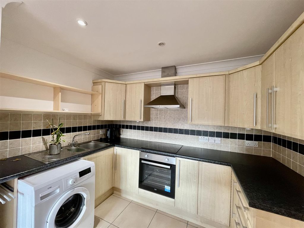 Property photo 3 of 11 Kitchen