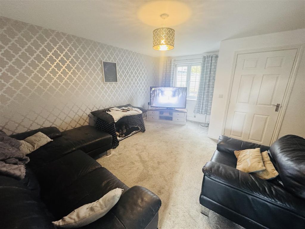 Property photo 3 of 11 Lounge