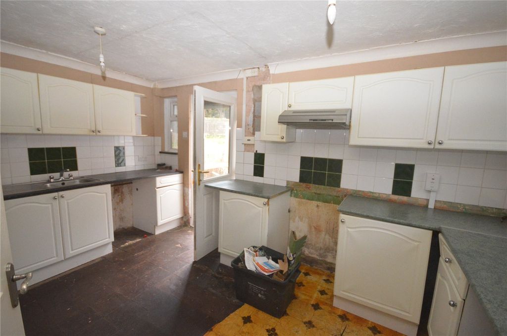 Property photo 3 of 10 Kitchen