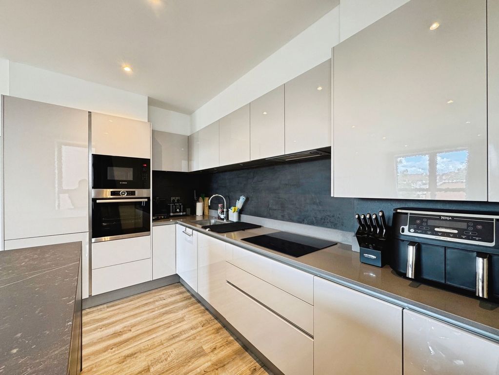 Property photo 3 of 12 Kitchen