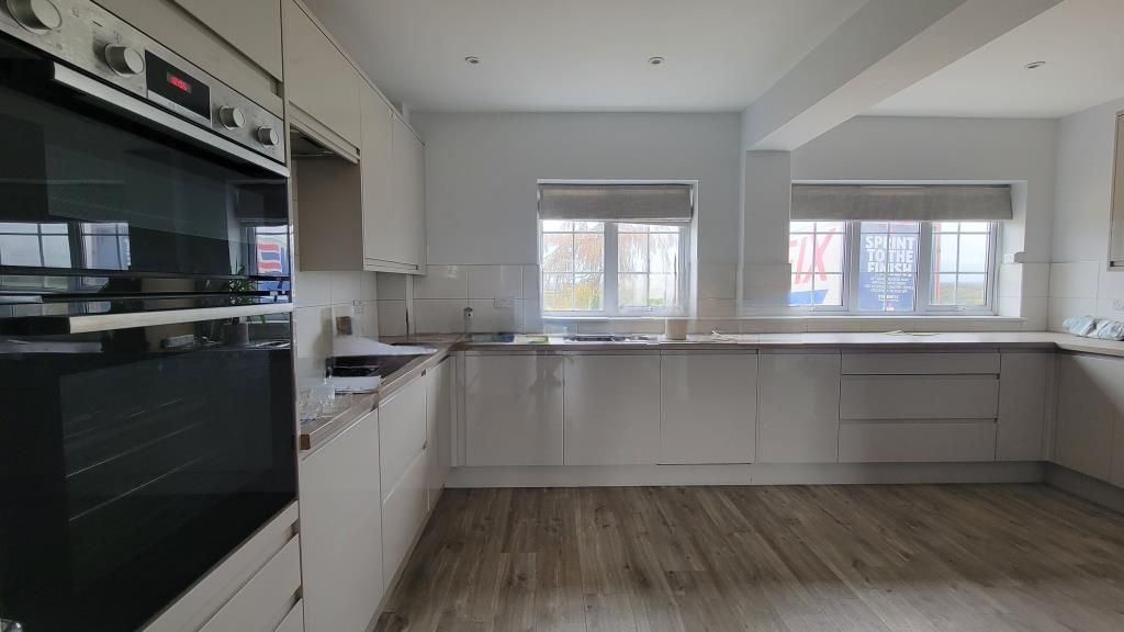 Property photo 3 of 12 Kitchen