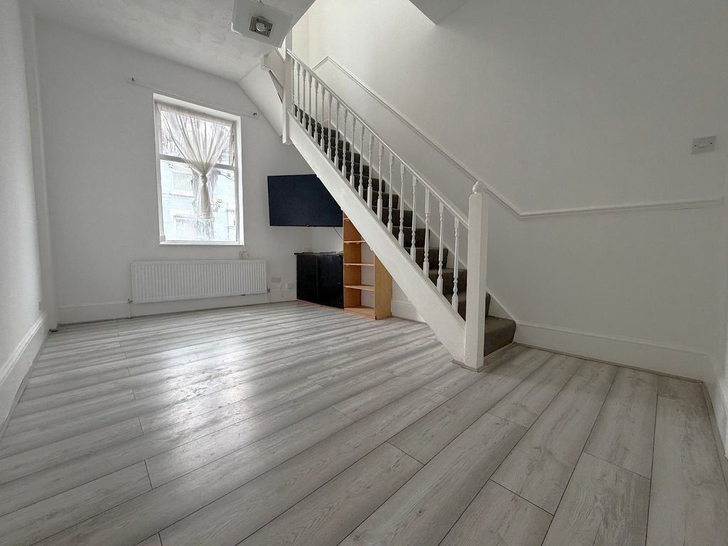 Property photo 3 of 9 Picture No. 10