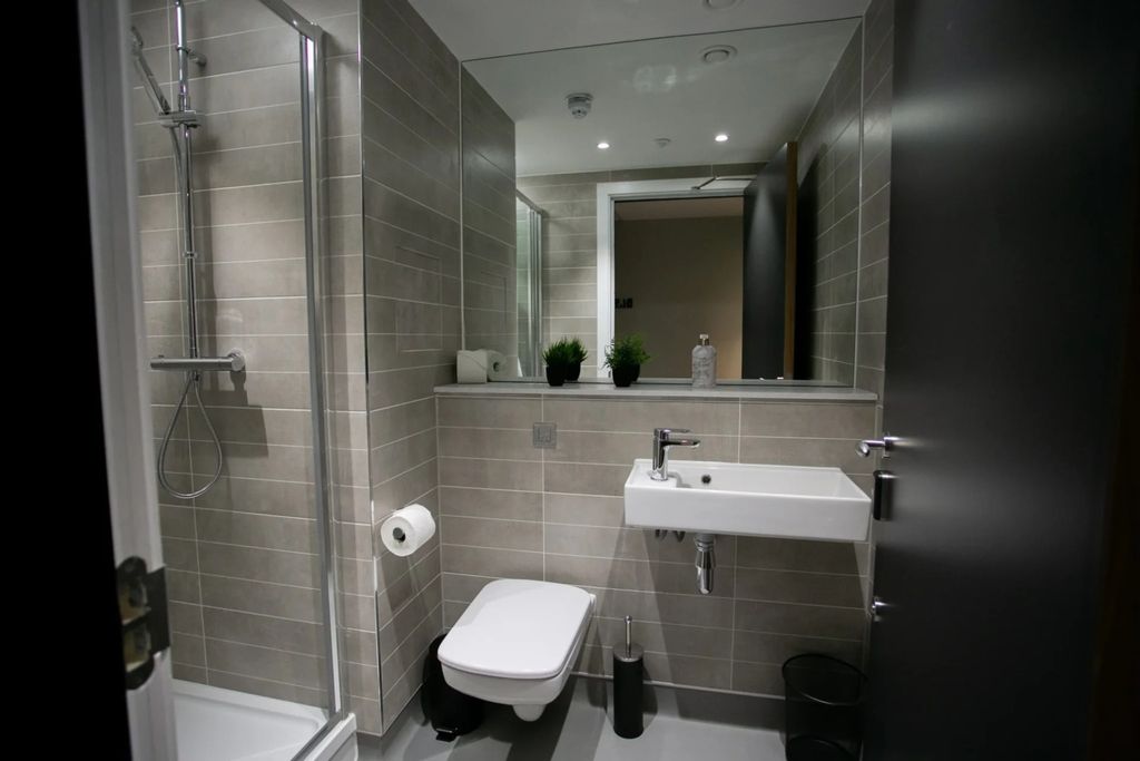Property photo 2 of 10 Bathroom
