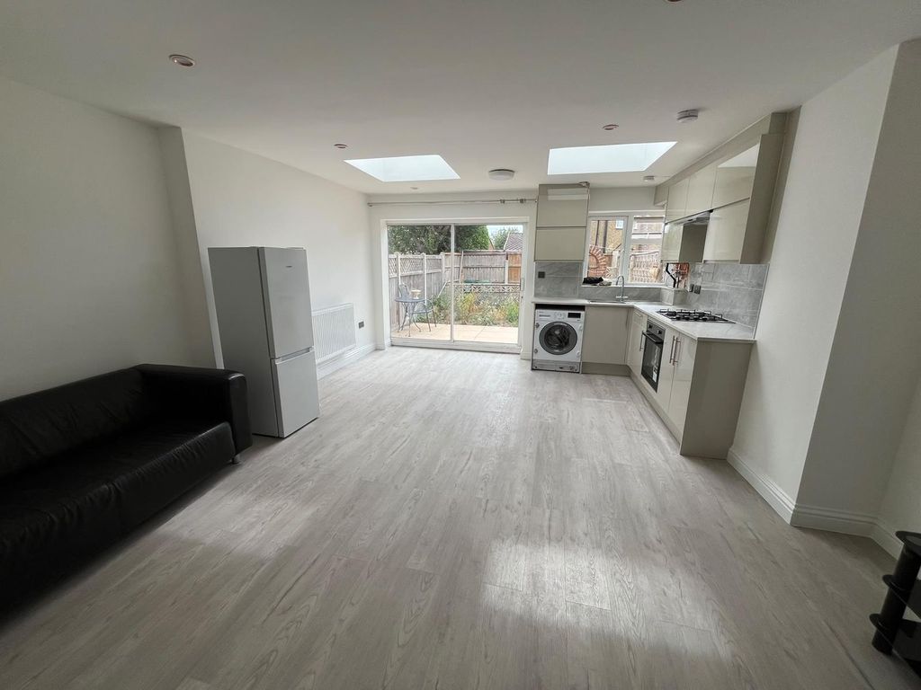 Property photo 2 of 11 Stanwell-10