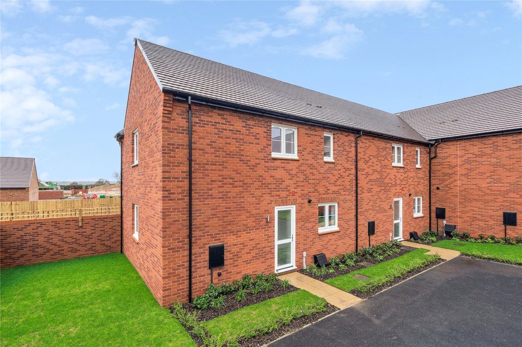 Property photo 2 of 9 Mid Terrace