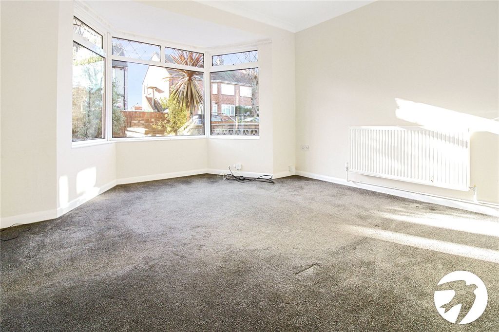 Property photo 2 of 17 Lounge