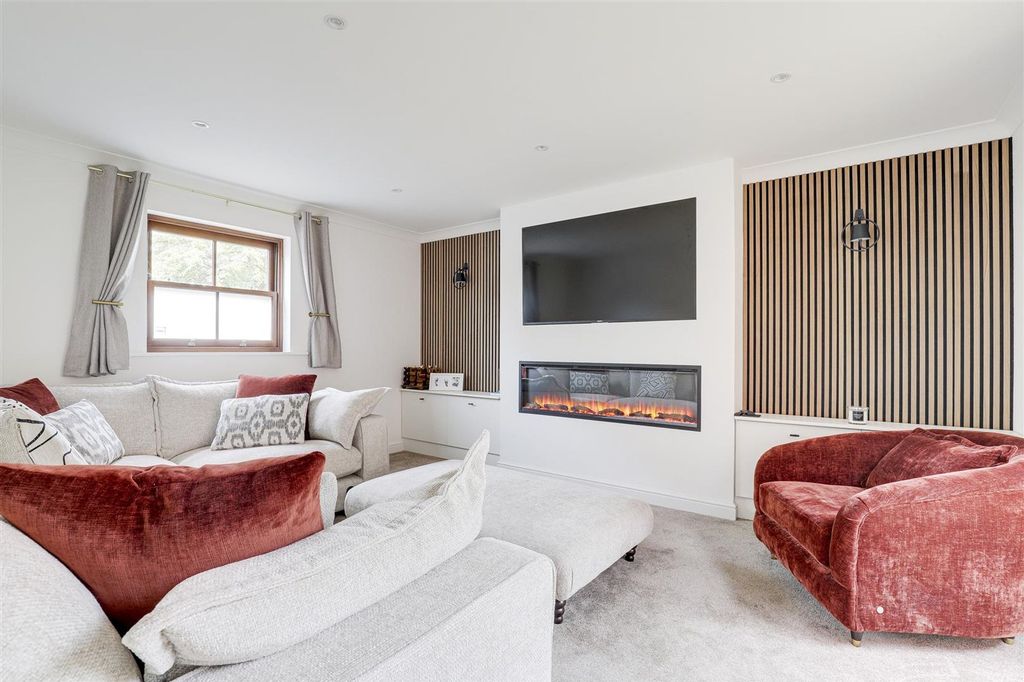 Property photo 2 of 21