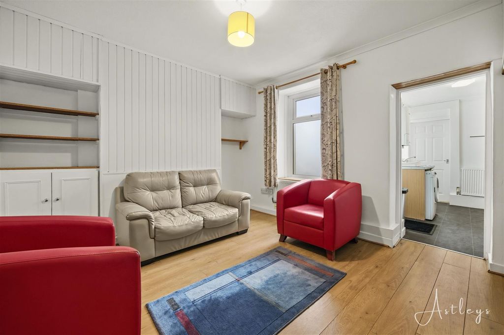 Property photo 3 of 13 Lounge