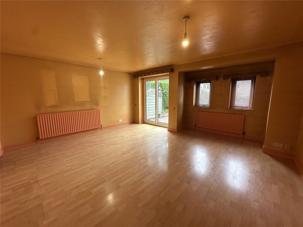 Property photo 3 of 11 Lounge
