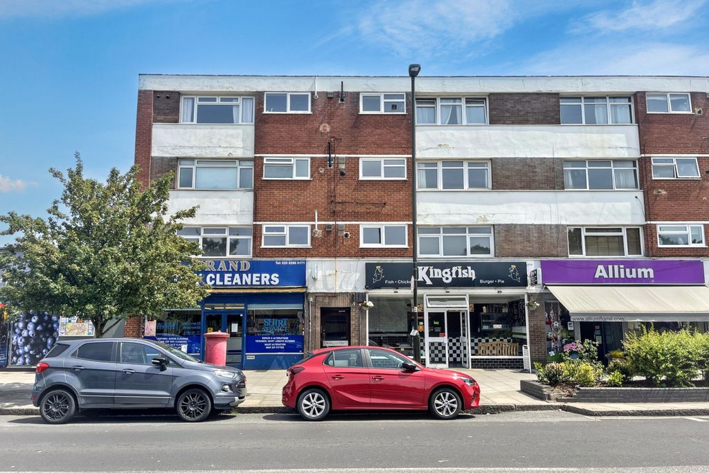 Property photo 1 of 12 318 Grand Drive, Raynes Park, London, Sw20 9Nq
