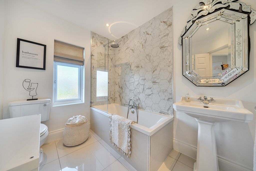 Property photo 1 of 21 Bathroom