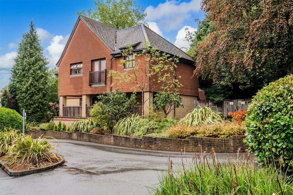 Property photo 1 of 12 Furze Hill Court, Flat 11  (1).Jpg
