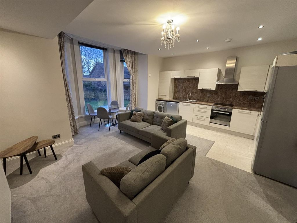 Property photo 3 of 18 Lounge