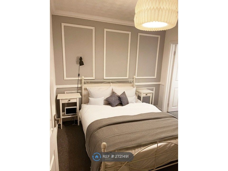 Property photo 1 of 17 Bedroom 1