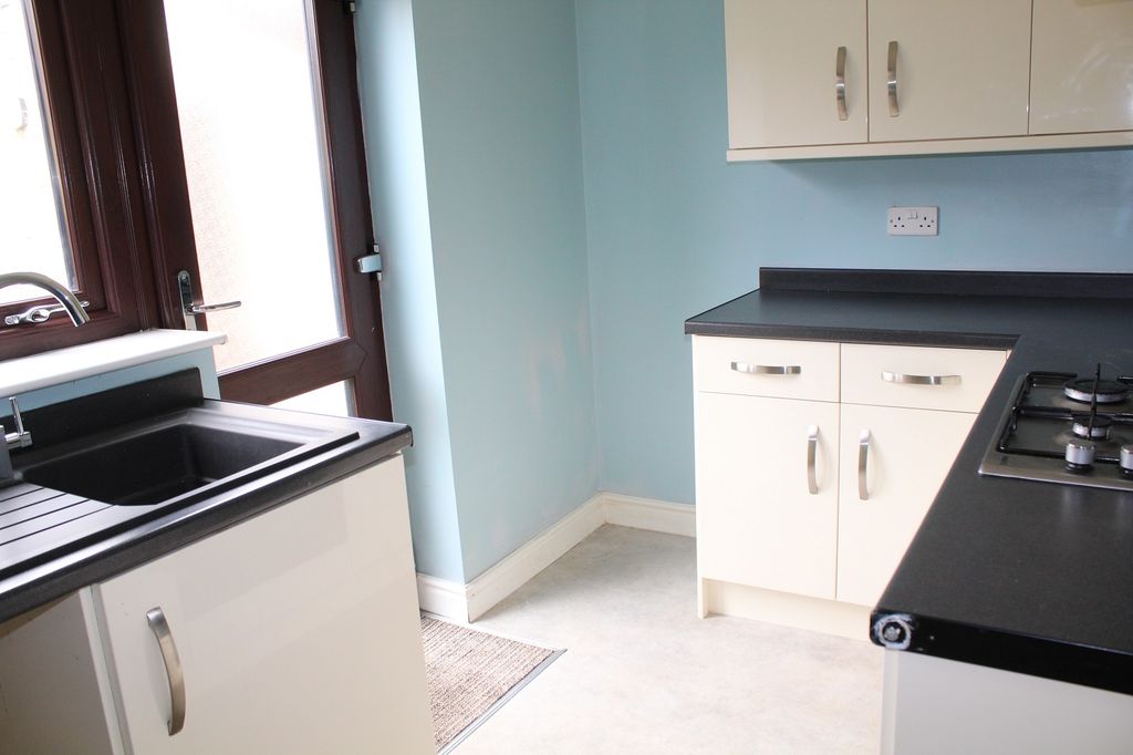 Property photo 3 of 9 Fitted Kitchen Picture 2