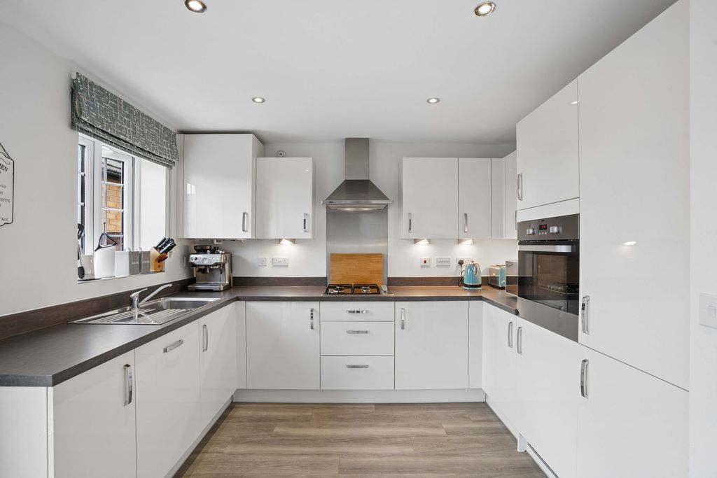 Property photo 3 of 17 Kitchen
