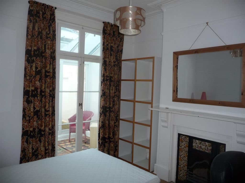 Property photo 2 of 14 Conservatory Room.Jpg