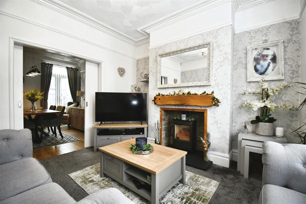 Property photo 3 of 28 Lounge