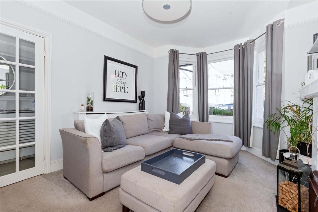 Property photo 3 of 18 Highdown Ave_8.Jpg