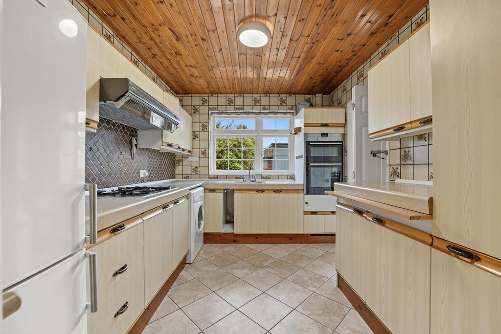 Property photo 3 of 33 Kitchen