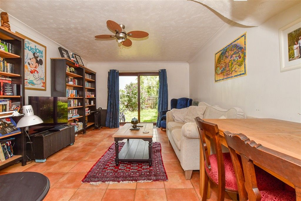 Property photo 3 of 13 Lounge