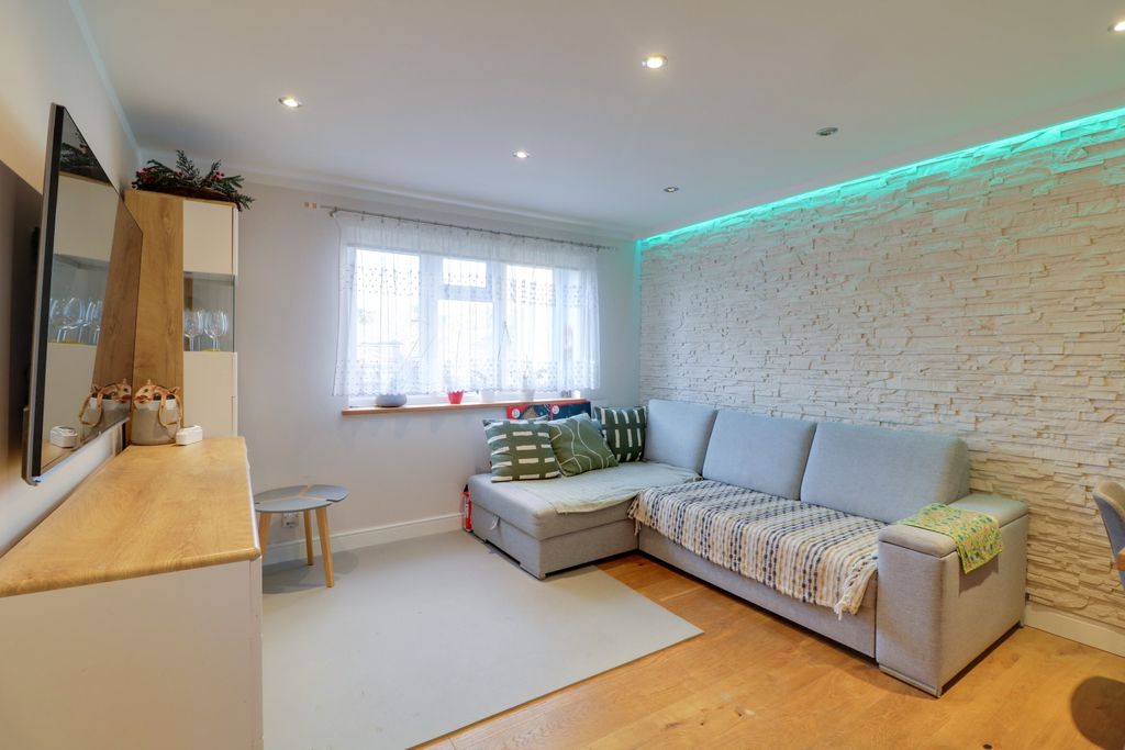 Property photo 2 of 8 1 (1)