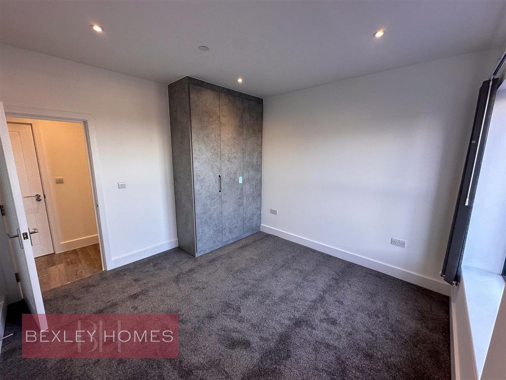 Property photo 2 of 9 Bedroom