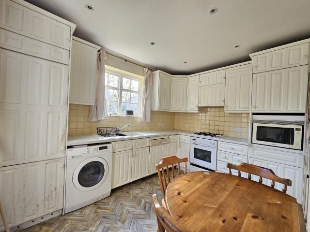 Property photo 3 of 10 Kitchen