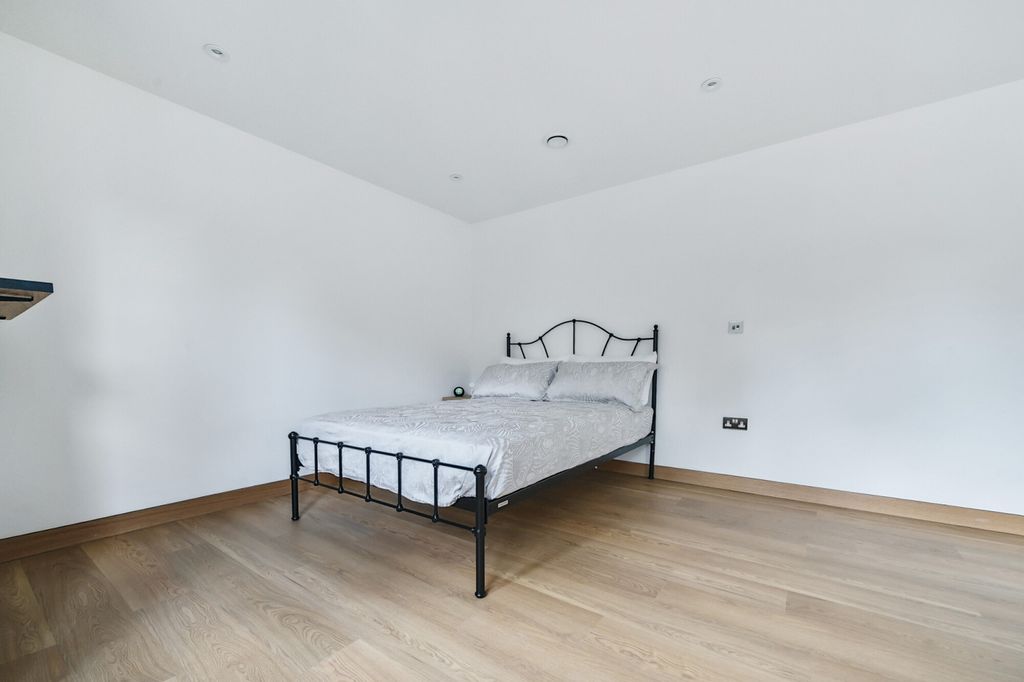 Property photo 3 of 18 Bedroom