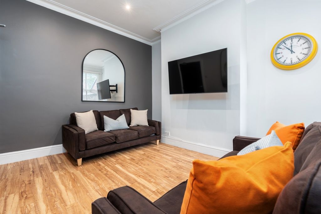 Property photo 3 of 12 69 Cawdor, Living Room 3