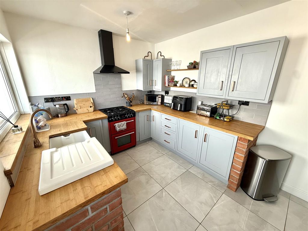 Property photo 2 of 17 Kitchen / Diner