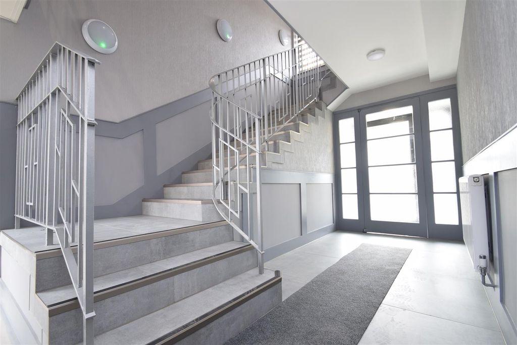 Property photo 3 of 5 Hallway