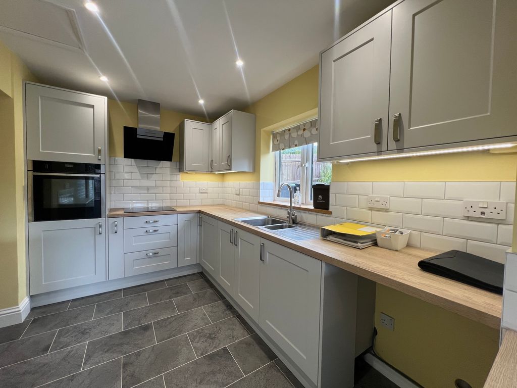 Property photo 3 of 12 Kitchen