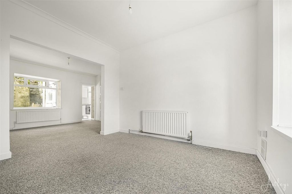 Property photo 2 of 18 Sitting Room